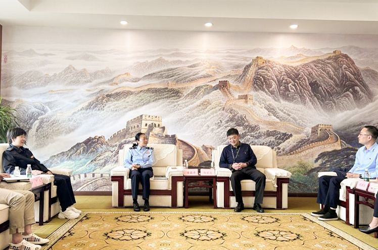 眉山天府新区税务局副局长童鑫涛、刘剑杰一行莅临我校洽谈校地合作(图1)