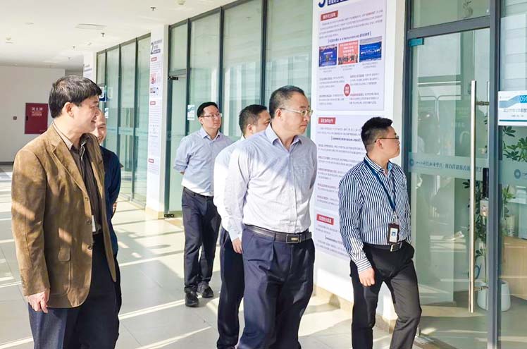 眉山市人社局党委书记、局长王绪一行莅临我校调研(图1)